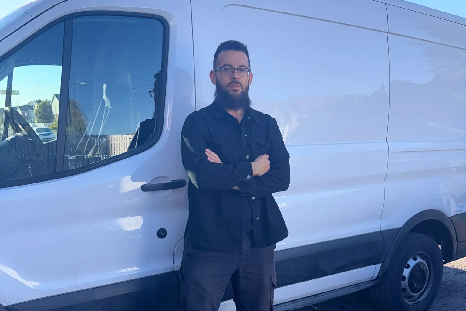 Serrurier de Serrurier Momo devant son camion de service